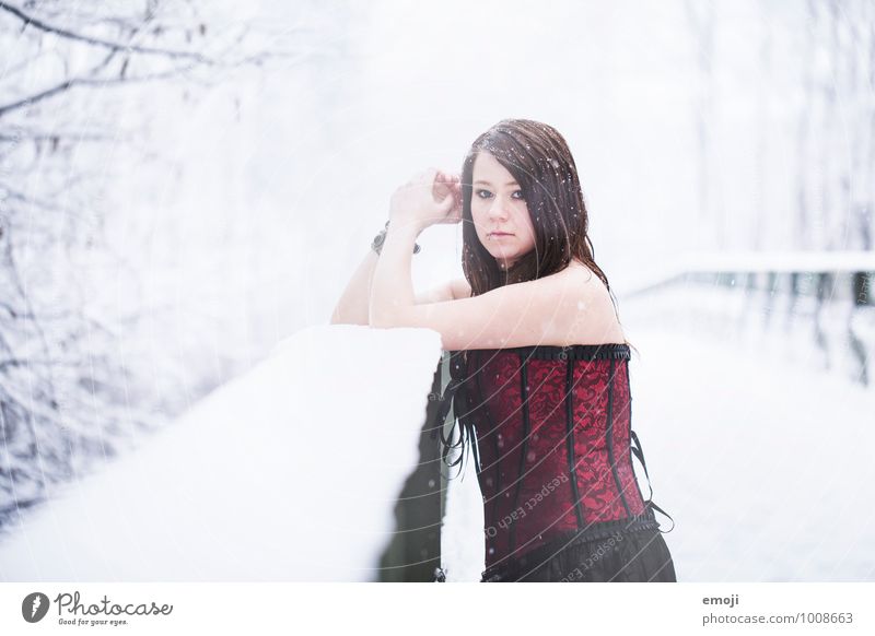 weiss schwarz rot feminin Junge Frau Jugendliche 1 Mensch 18-30 Jahre Erwachsene Umwelt Natur Winter Schnee Schneefall kalt weiß Farbfoto Außenaufnahme Tag