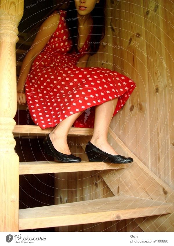 Moment Holz Frau feminin Kleid Schuhe lang schwarz rot weiß Überraschung Gesichtsausdruck Erwartung Angst Treppe drechseln Jugendliche Maserung Kierfernholz