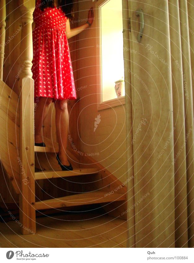 Moment II Holz Frau feminin Kleid Schuhe schwarz rot weiß Treppe drechseln Fenster Fensterbrett Griff gehen Froschperspektive Schiebetür Licht unterstützend