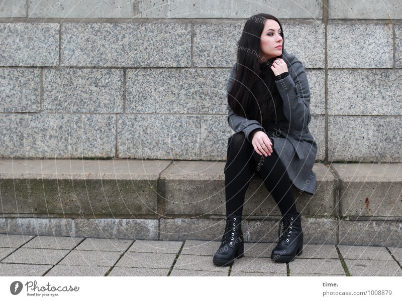 . feminin Junge Frau Jugendliche 1 Mensch Mauer Wand Treppe Mantel Schuhe schwarzhaarig langhaarig beobachten Blick sitzen warten schön selbstbewußt Coolness