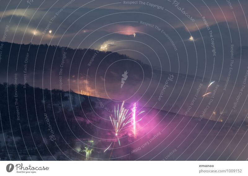 Feuerwerk im Nebel Lifestyle Ferien & Urlaub & Reisen Ausflug Berge u. Gebirge Feste & Feiern Silvester u. Neujahr Landschaft Luft Himmel Wolken Winter Wetter