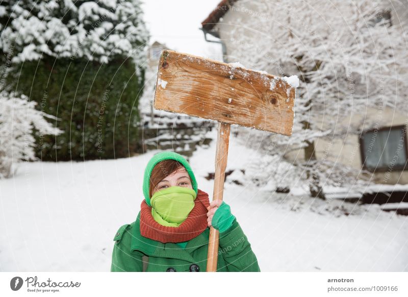 Schneegida - Protest im Schnee Mensch feminin Junge Frau Jugendliche 1 18-30 Jahre Erwachsene Landschaft Winter Baum Sträucher Garten Einfamilienhaus Fenster