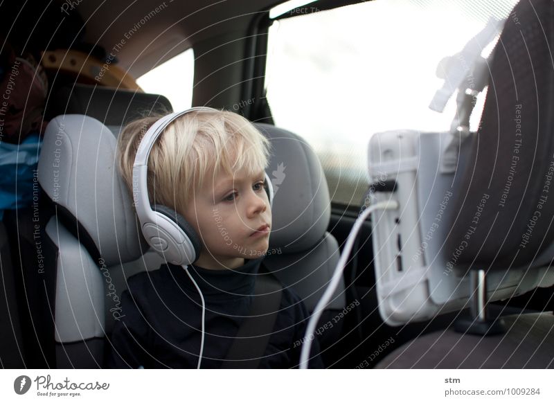 Kind schaut im Auto Kino Fernsehen autokino PKW Bildschirm Kopfhörer Kleinkind Junge Familie & Verwandtschaft Kindheit Leben 1 Mensch 1-3 Jahre 3-8 Jahre