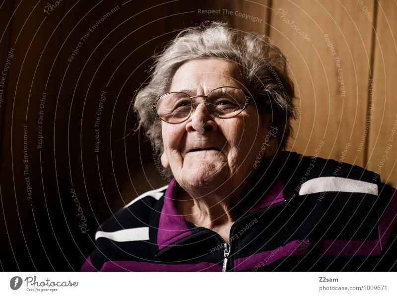 Glückliche Rentnerin Weiblicher Senior Frau Großmutter 60 und älter Brille weißhaarig genießen Lächeln lachen Blick alt authentisch Freundlichkeit Fröhlichkeit