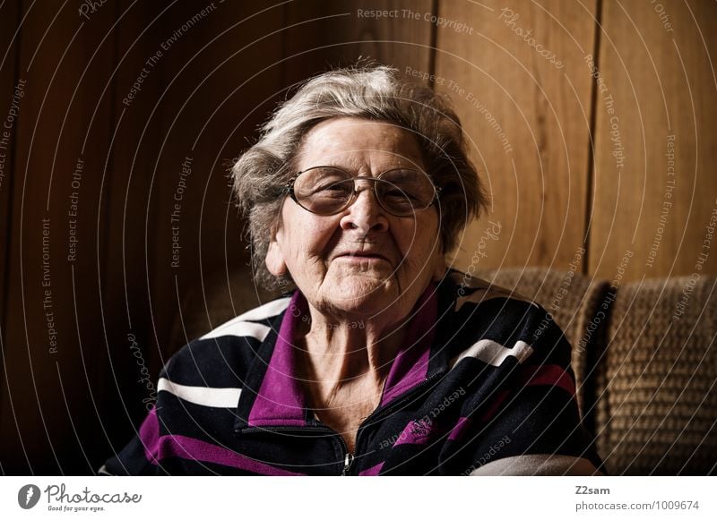 OMA feminin Weiblicher Senior Frau Großmutter 60 und älter Brille weißhaarig sprechen Kommunizieren Lächeln lachen Blick alt Freundlichkeit Fröhlichkeit