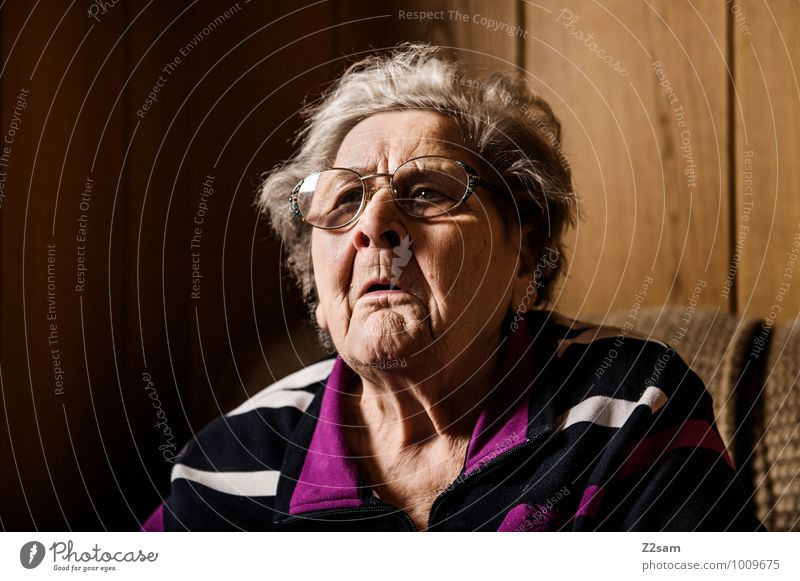 Oma Gesundheit feminin Weiblicher Senior Frau Großmutter 60 und älter Pullover Brille grauhaarig sprechen Kommunizieren sitzen alt frech natürlich rebellisch