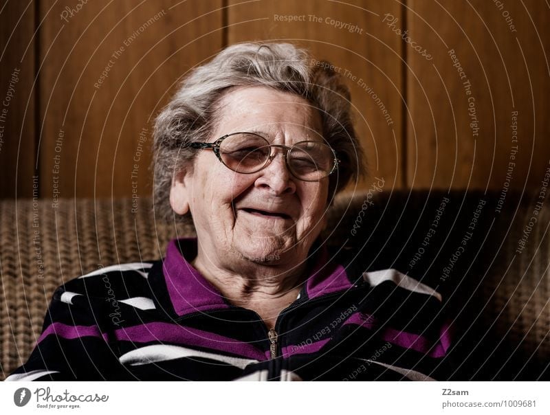 Fröhliche ältere Dame Lifestyle elegant Stil Gesundheit Seniorenpflege Häusliches Leben Wohnung feminin Weiblicher Senior Frau Großmutter 60 und älter Pullover