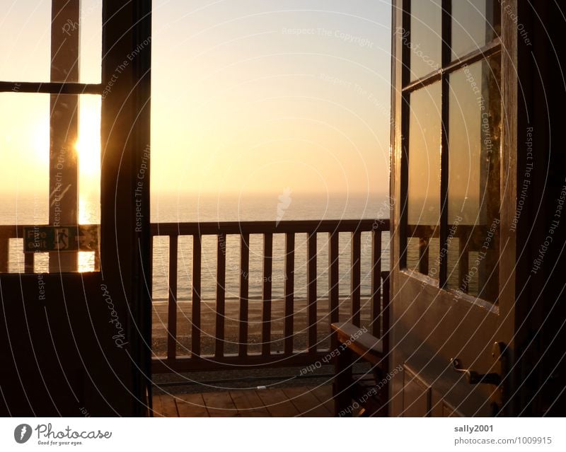 Guten Morgen Sonne... Wolkenloser Himmel Sonnenaufgang Sonnenuntergang Sonnenlicht Strand Meer Balkon Terrasse Fenster Tür Geländer beobachten Erholung leuchten