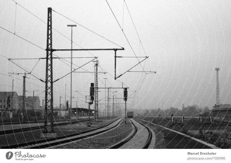 Alter Freiberger Bahnhof Gleise Trauer dunkel Eisenbahn schwarz weiß grau Eisenbahnwaggon Elektrizität Verzweiflung Schwarzweißfoto Kabel Traurigkeit ruhig