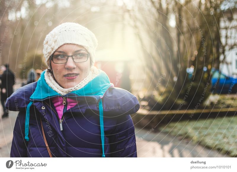 gut eingepackt. Freizeit & Hobby Ausflug Winter feminin Junge Frau Jugendliche 1 Mensch 18-30 Jahre Erwachsene Park Pullover Jacke Mantel Brille Schal Mütze