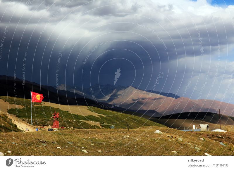Untergang in Kirgistan Natur Landschaft Luft Wassertropfen Gewitterwolken Sonnenlicht Herbst Schönes Wetter schlechtes Wetter Wind Sturm Regen Gras Sträucher