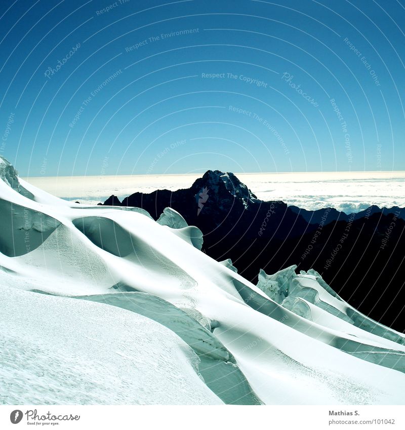 Bolivien II Südamerika Silhouette Tiefschnee wandern weiß Hügel Schnee Berge u. Gebirge Schatten Himmel mountain touren gehen Klettern blau