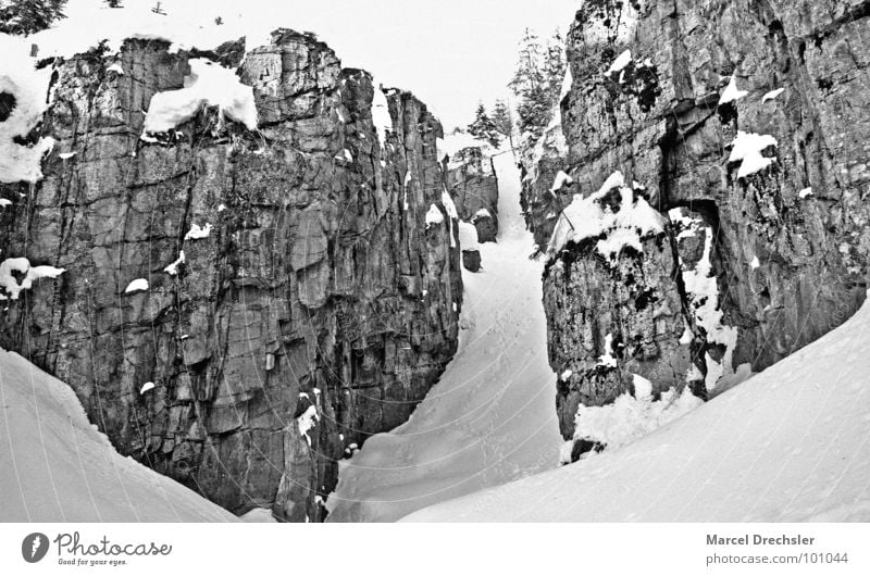 Eisbinge Schlucht Stollen Bergbau Schürfen Steinbruch Winter Geröll Durchgang aufsteigen Fußspur Absturz gefährlich kalt Schwarzweißfoto Berge u. Gebirge Felsen