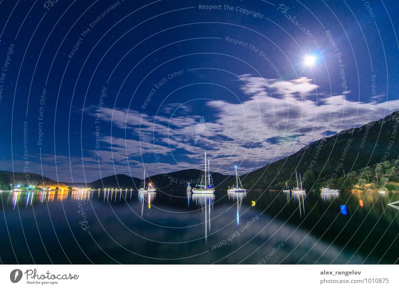 Mond über der Bucht von Porto Cufo Landschaft Wasser Himmel Nachthimmel Stern Vollmond Sommer Küste Hafen Jachthafen schön blau Romantik Erholung Gelassenheit