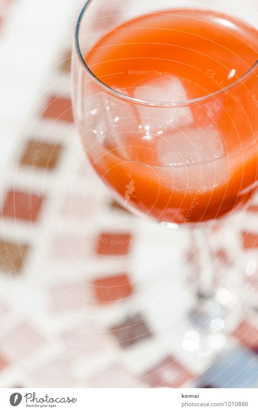 Der Drink des Sommers Eiswürfel Getränk Erfrischungsgetränk Limonade Alkohol Spirituosen Longdrink Cocktail Campari Orange Glas Weinglas Lifestyle Sommerurlaub