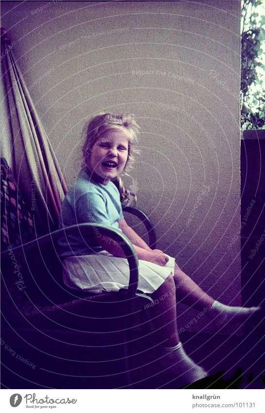 Vor vierzig Jahren Kind Mädchen Nostalgie Erinnerung Balkon Sommer Faltenrock
