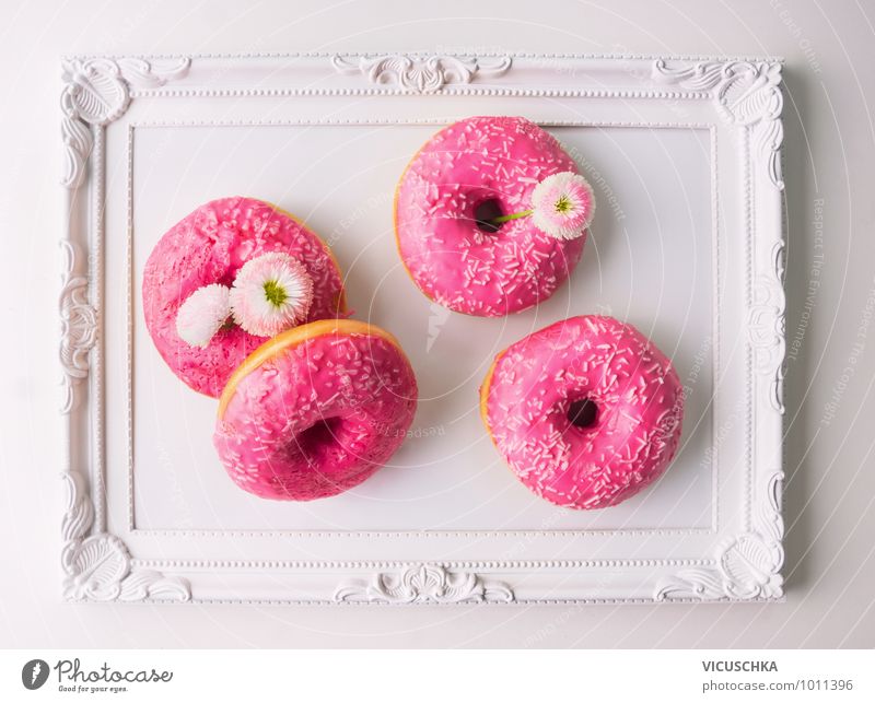 Pink Donut und Gänseblümchen auf weißem Tablett Lebensmittel Kuchen Süßwaren Ernährung Diät Stil Design Wohnung Garten Dekoration & Verzierung Küche