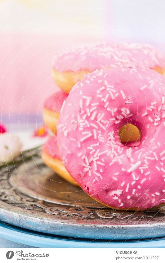 Pink Donut auf Siber Teller Lebensmittel Teigwaren Backwaren Kuchen Dessert Ernährung Frühstück Büffet Brunch Vegetarische Ernährung Diät Stil Design Küche
