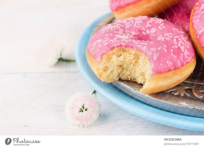 Pink abgebossener Donut auf blauem Teller Lebensmittel Kuchen Ernährung Frühstück Büffet Brunch Stil Design rosa türkis weiß Hintergrundbild Krapfen Blume
