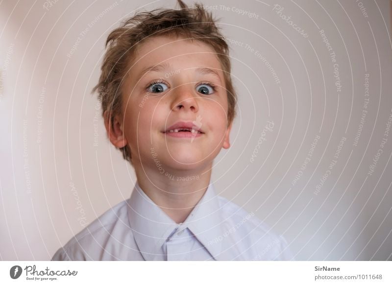 318 Gesundheit Raum Schulkind Junge Leben Zähne Zahnlücke Mensch 3-8 Jahre Kind Kindheit Hemd brünett beobachten Kommunizieren Lächeln Blick einfach frech gut
