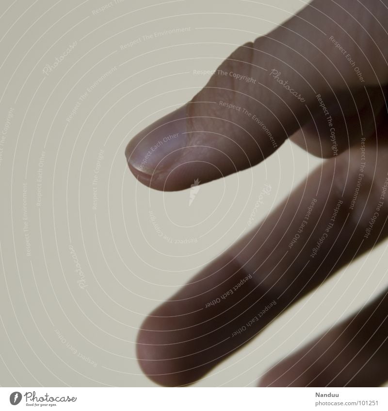 Schräge Linien Hand Finger Daumen Fingernagel Mittelfinger Bildausschnitt minimalistisch diagonal Streifen Makroaufnahme Nahaufnahme Mensch wenig drauf