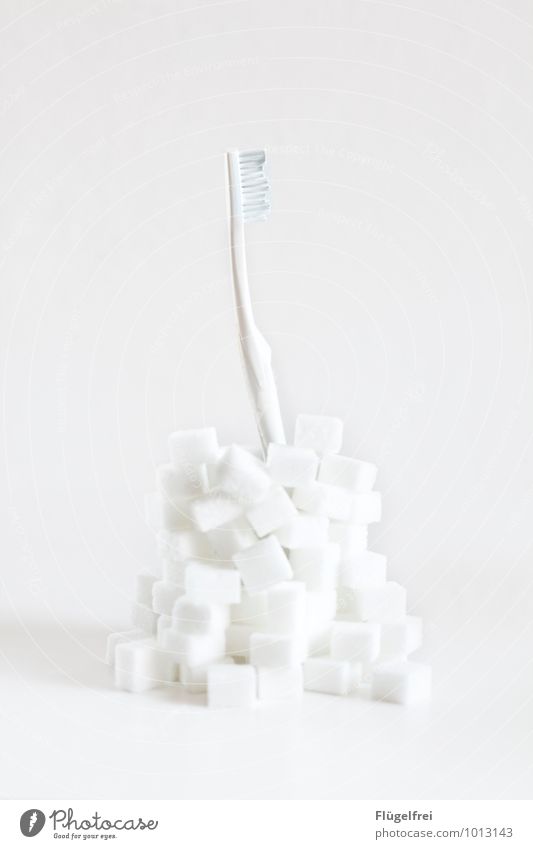 Zucker macht die Zähne weißer Lebensmittel ungesund Zahnbürste Stapel Würfelzucker Ernährung schön Zahnpflege Dickmacher Kalorie Industriezucker Farbfoto