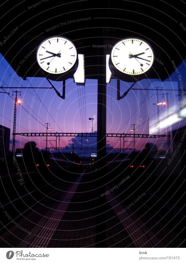 Train Station Clock Uhr Bahnhof Eisenbahn Gleise warten violett rot Stimmung Perspektive Zeit Fluchtpunkt time clock train Farbfoto Außenaufnahme Menschenleer