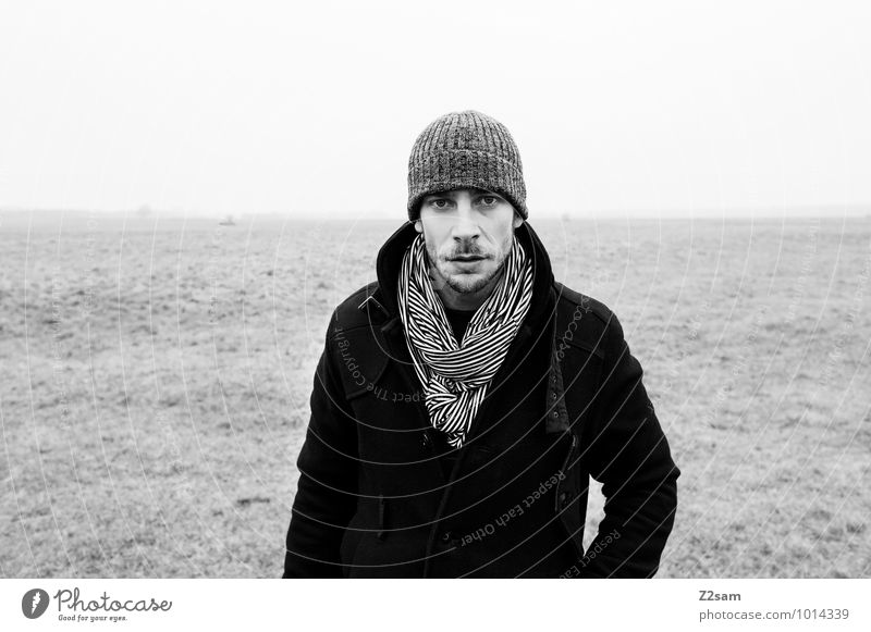 Winterspaziergang Lifestyle elegant maskulin Junger Mann Jugendliche 30-45 Jahre Erwachsene Natur Landschaft schlechtes Wetter Nebel Wiese Jacke Schal Mütze