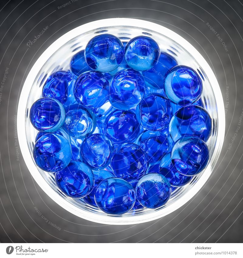 Magic Blue Balls Glas Wasser ästhetisch außergewöhnlich glänzend blau grau weiß Farbfoto Studioaufnahme Detailaufnahme Menschenleer Tag Blitzlichtaufnahme