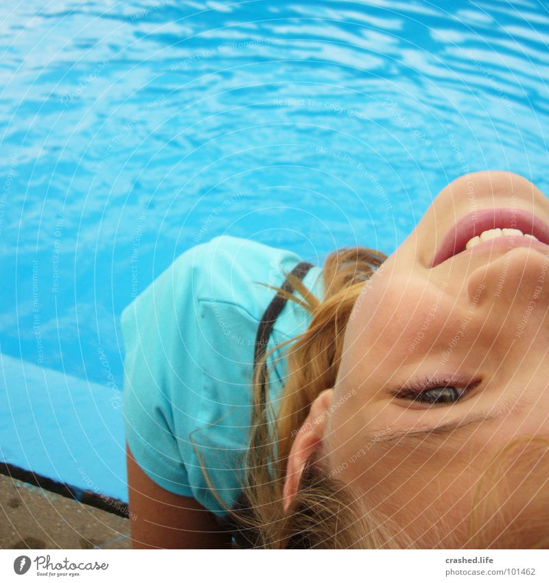 Janina am Pool Schwimmbad kalt T-Shirt Freude Jugendliche Kind Wasser Mund Nase Auge Gesicht Ohr blau Zähne