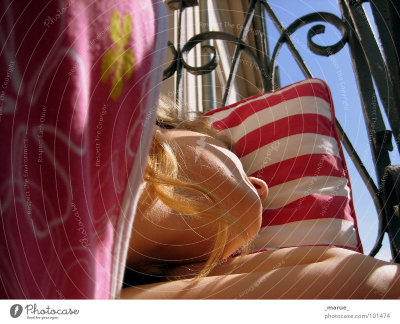 naptime Frau schlafen Siesta Balkon träumen Kissen Geländer terasse marue Schatten Sonne Wärme
