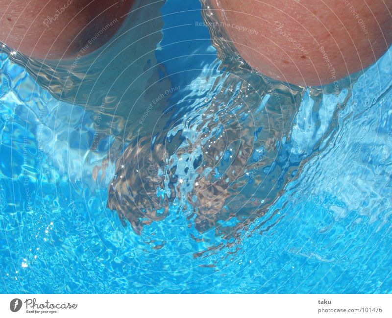 ME MYSELF AND I Schwimmbad kalt Kühlung nass Knie Sommersprossen hell-blau Erholung Wohnung Zehen Wasser Fuß Unschärfe wasserbewegung ich Erfrischung