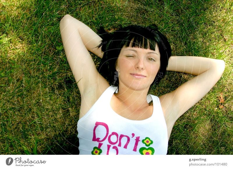 Lisa relaxed Wiese Erholung Zwinkern Gras Sonnenstrahlen grün mehrfarbig Sommer Frühling Physik ruhig Freude Frau Wärme Außenaufnahme