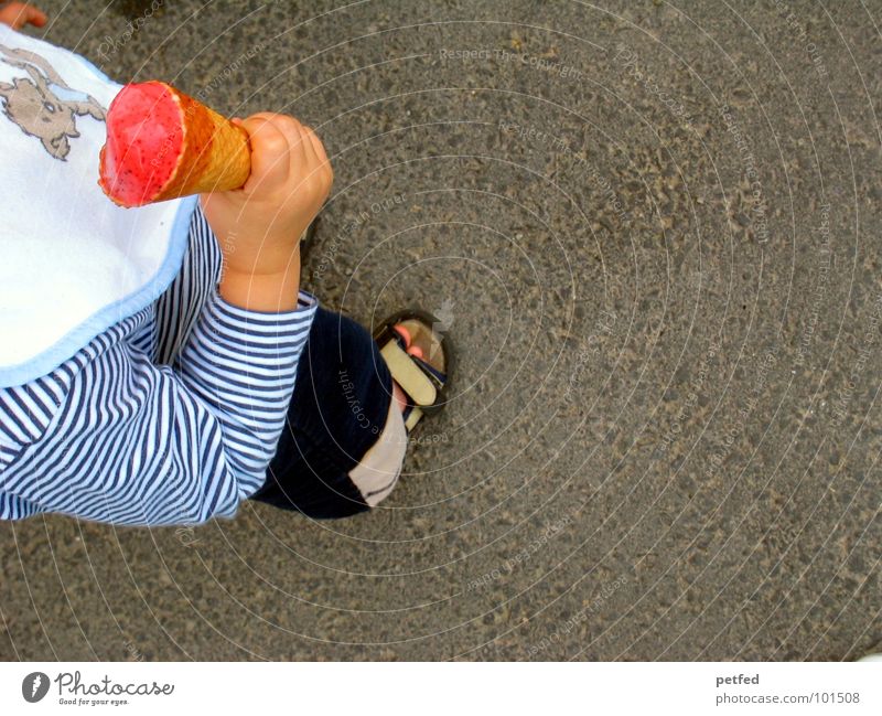 Mein Eis I Waffel Kind Hand Schuhe rot Lätzchen stehen Freizeit & Hobby grau weiß lutschen kalt Kleinkind Mensch festhalten Ernährung Straße Fuß Bündel laufen