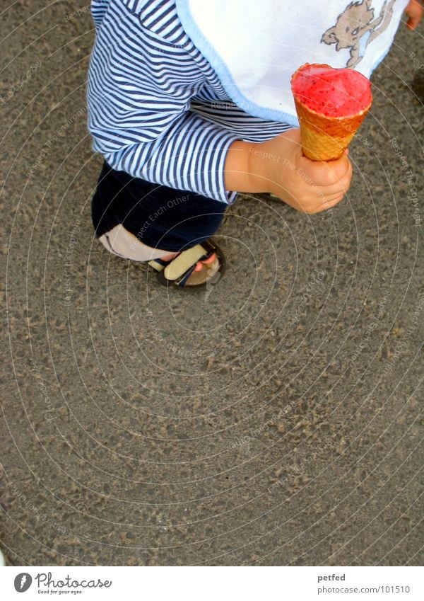 Mein Eis III Waffel Kind Hand Schuhe rot Lätzchen stehen Freizeit & Hobby grau weiß lutschen kalt Kleinkind Mensch festhalten Ernährung Straße Fuß Bündel laufen