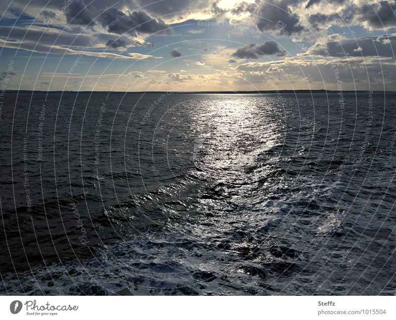 auf zu neuen Ufern Nordsee Ferne Seereise nordisch nordische Romantik nordische Natur Kreuzfahrt Meer Meeresstimmung Wellen Fernweh besonderes Licht Lichtschein
