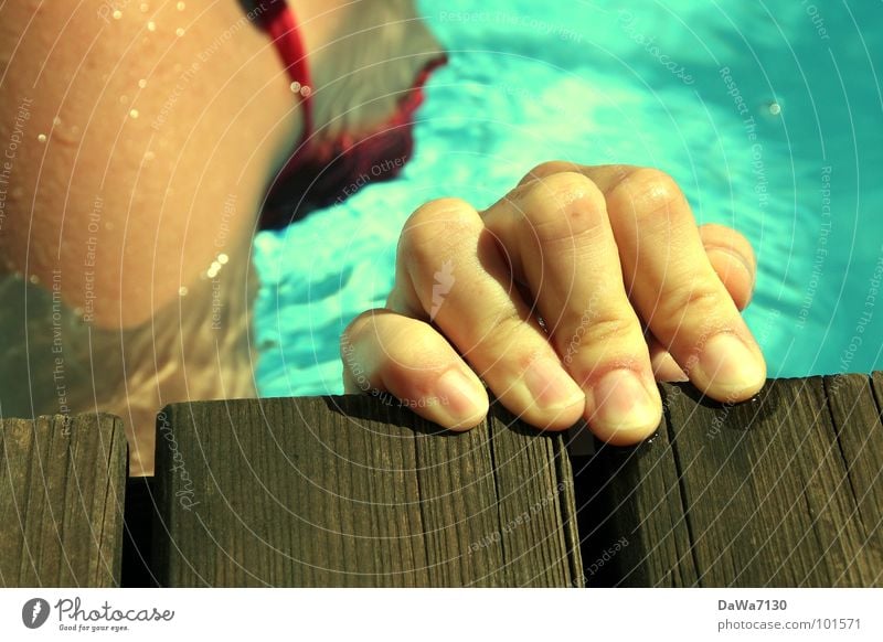 Randschwimmer Schwimmbad Finger Hand Sommer Bikini Holz nass Freude Wasser Schwimmen & Baden
