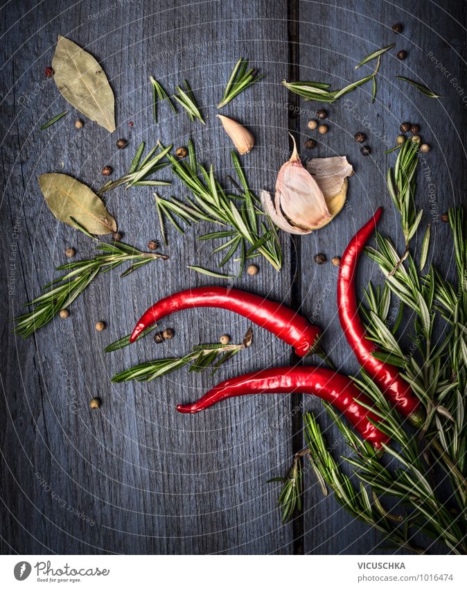 Rot Chili und Rosmarin mit Gewürzen Lebensmittel Gemüse Kräuter & Gewürze Ernährung Stil Design Küche Natur Hintergrundbild aromatisch rot blau grün Holztisch