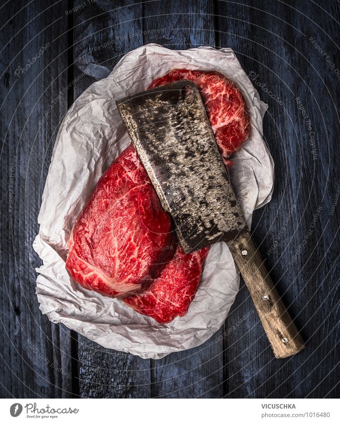 roher Rindfleisch und alter Spalter Messer Lebensmittel Fleisch Ernährung Festessen Stil Design retro blau rot schwarz silber Steak altehrwürdig Rust Schulter