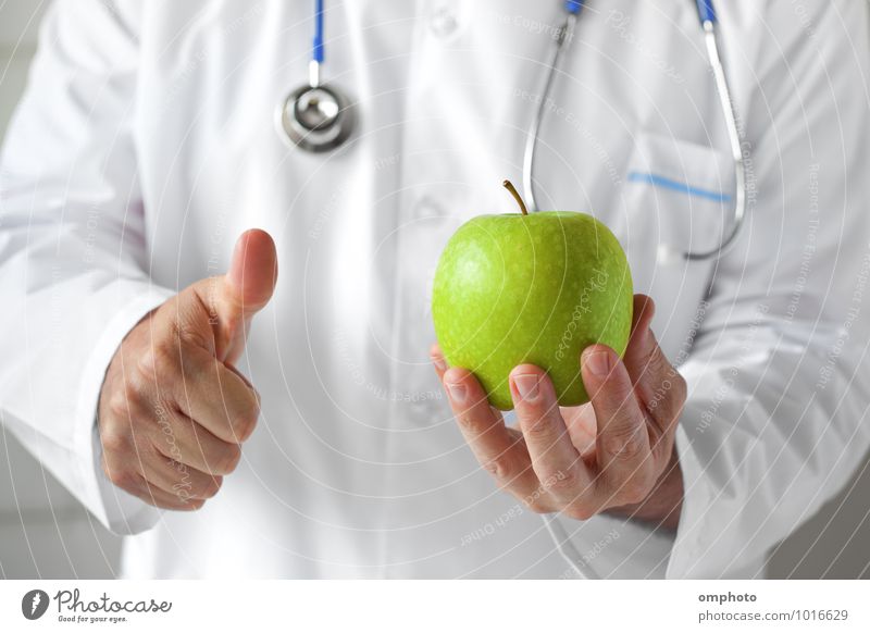 Arzt mit grünem Apfel in der Hand im Sprechzimmer Frucht Gesundheitswesen Behandlung Medikament Krankenhaus maskulin Mann Erwachsene 1 Mensch