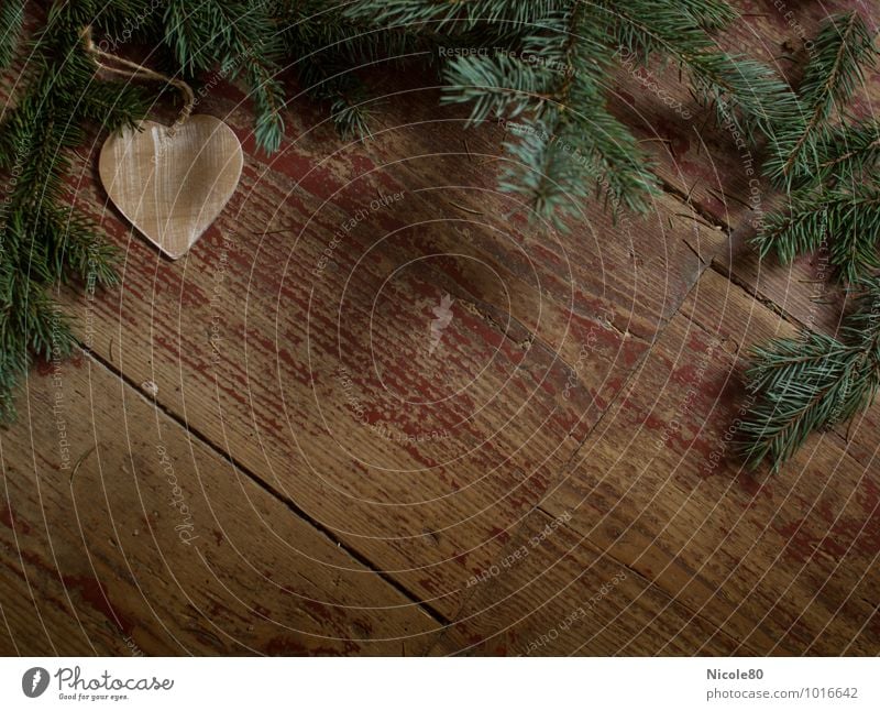 wooden heart Herz Tannenzweig Holz Holzfußboden Flur grün Weihnachten & Advent alt Bodenbelag Fichtenzweig Nadelbaum altehrwürdig Farbfoto Menschenleer
