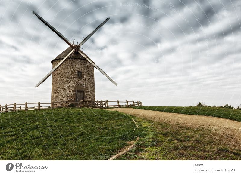 Gegner Landschaft Himmel Wolken Windmühle alt groß braun grau grün Wege & Pfade Farbfoto Gedeckte Farben Außenaufnahme Menschenleer Tag