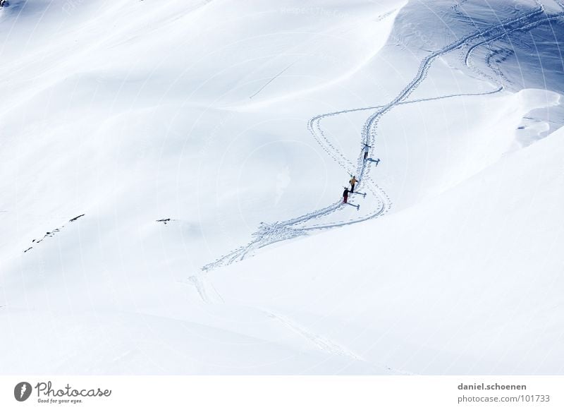 bald ist es wieder soweit !!! Tiefschnee Gletscher Skitour Gipfel Bergsteigen wandern Schweiz Skifahren Winter Wintersport Spuren weiß Hintergrundbild Ausdauer