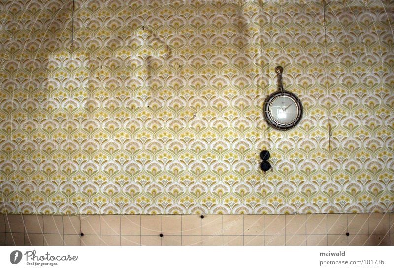 Der Zahn der Zeit Wand Tapete Uhr Vergangenheit Küche Muster dreckig braun kaputt vergangen beige gelb Innenaufnahme privat verfallen alt schäbig altmodisch