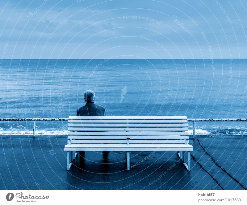 Die Weite maskulin Mann Erwachsene Leben 1 Mensch 45-60 Jahre Wasser Himmel Wolken Küste beobachten Erholung genießen kalt blau friedlich ruhig Traurigkeit