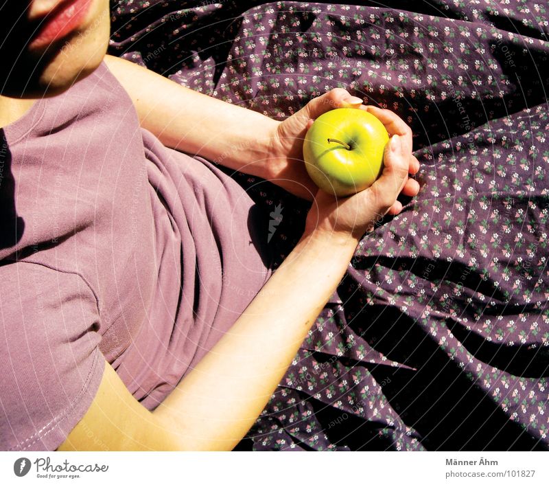 Soll ich? Mädchen Blume T-Shirt violett zögern Fragen Sommer genießen Denken Hand Frau Frucht Apfel Ernährung reinbeißen die Frage zweifeln festhalten Arme Mund