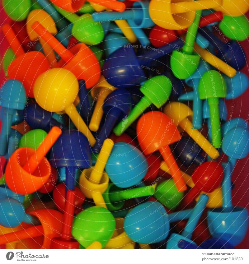 Kinderspiel Spielzeug rot gelb grün Stecker mehrfarbig knallig durcheinander Spielen Farbe Stöpsel blau orange gemischt Haufen sehr viele Spielfigur Krimskrams