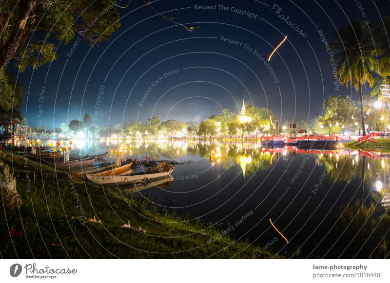 Fest der Lichter Lichterfest Wasser Nachthimmel Palme Seeufer Nationalpark Sukothai Thailand Asien Sehenswürdigkeit Ruderboot leuchten Loi Krathong