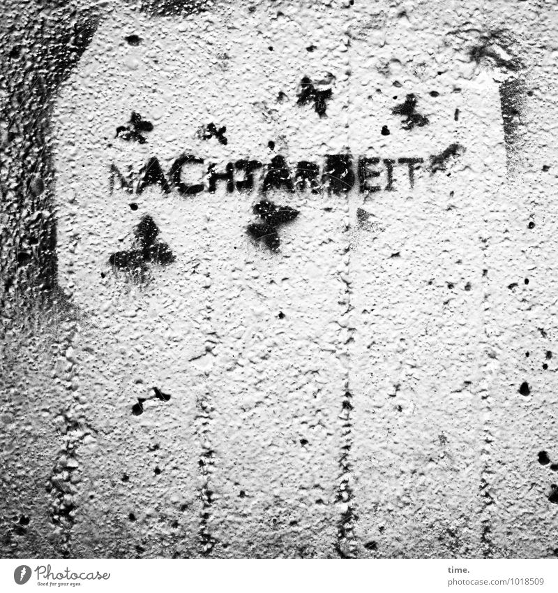 mitunter | grausam Arbeit & Erwerbstätigkeit Karriere Feierabend Nachtarbeit Mauer Wand Stein Beton Zeichen Schriftzeichen Graffiti dunkel unten Wahrheit