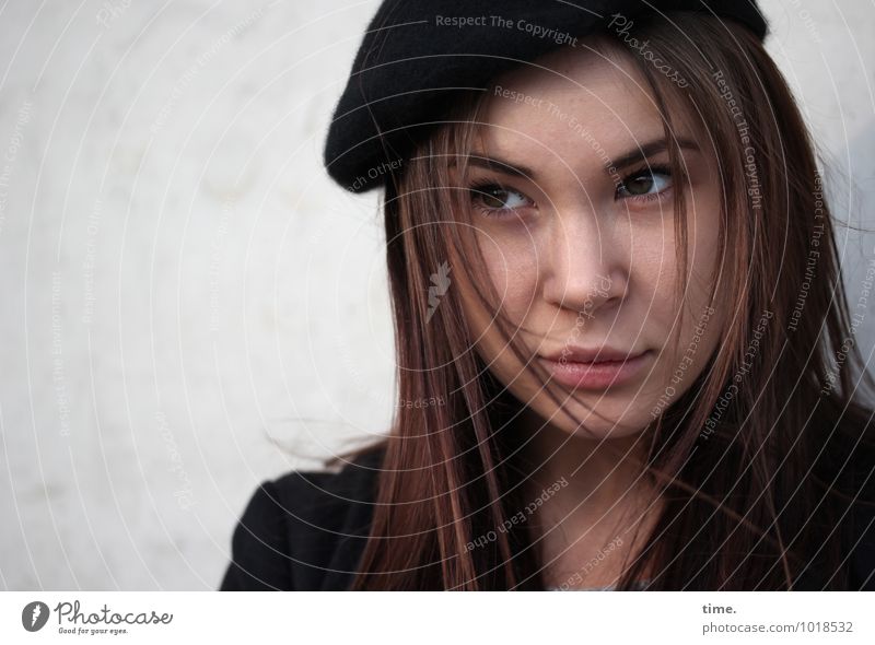 Yuliya feminin Junge Frau Jugendliche 1 Mensch Mauer Wand Jacke Hut brünett langhaarig beobachten Denken Blick warten schön Wachsamkeit Selbstbeherrschung Leben